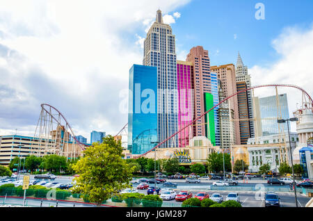 Las Vegas, USA - 7. Mai 2014: Nahaufnahme von New York Achterbahn mit Zeichen und Wolkenkratzer von Casinohotel Stockfoto