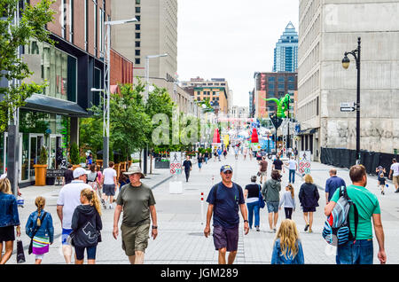 Montreal, Kanada - 26. Juli 2014: Menschen gehen auf der Straße in Montreals Plateau Mont-Royal in Region Quebec Stockfoto