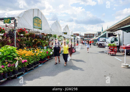 Montreal, Kanada - 26. Juli 2014: Menschen zu Fuß durch produzieren Gemüsestände außerhalb während der hellen, sonnigen Tag auf Jean-Talon Bauernmarkt mit display Stockfoto