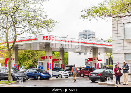 Montreal, Kanada - 26. Mai 2017: Esso-Tankstelle in der Innenstadt für Auto Kraftstoff mit Preisen und Menschen Stockfoto