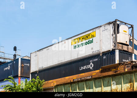 Washington DC, USA - 3. Juli 2017: JB Hunt Intermodal Fracht Versandbehälter auf Zug Stockfoto