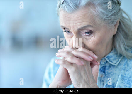 Schöne traurige Seniorin Nahaufnahme Stockfoto