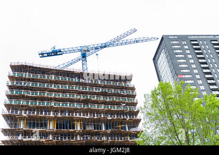 Montreal, Kanada - 26. Mai 2017: Gebäude in der Innenstadt der Stadt in der Region Quebec mit Baukran bei nassen Regen an bewölkten Tag Stockfoto