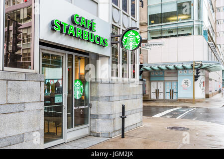 Montreal, Kanada - 26. Mai 2017: Starbucks Cafe Zeichen und Robert Bourassa Street in der Innenstadt der Stadt in der Region Quebec Stockfoto
