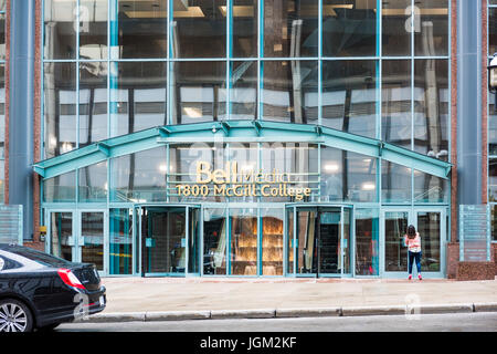 Montreal, Kanada - 26. Mai 2017: Bell Media McGill College Gebäude mit Schild in der Innenstadt in der Region Quebec Stockfoto