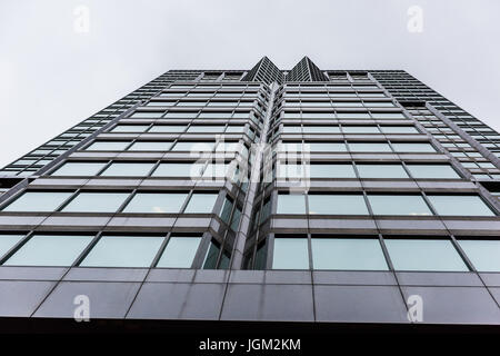 Montreal, Kanada - 26. Mai 2017: Moderner Glasbau Wolkenkratzer mit Fenstern in der Innenstadt in der Region Quebec Stockfoto