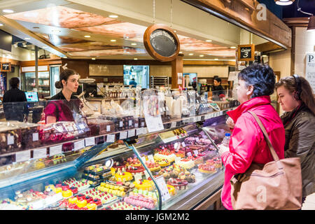 Montreal, Kanada - 26. Mai 2017: Unterirdische Stadt in der Region Quebec mit Restaurants und Bäckereien und Menschen kaufen Stockfoto