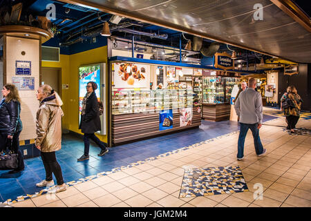 Montreal, Kanada - 26. Mai 2017: Unterirdische Stadt in der Region Quebec mit Restaurants und Bäckereien und Passanten Stockfoto