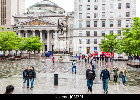 Montreal, Kanada - 26. Juli 2014: Altstadt mit Centaur Theater und Statue außerhalb Basilika Notre-Dame-Kirche in Québec (Stadt) region Stockfoto