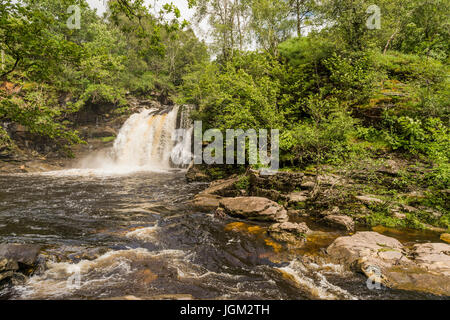 Crianlarich, Scotland, UK - 21. Juli 2015: The fällt der Falloch die am Fluss Falloch drei Meilen vom Dorf Crianlarich liegen Stockfoto