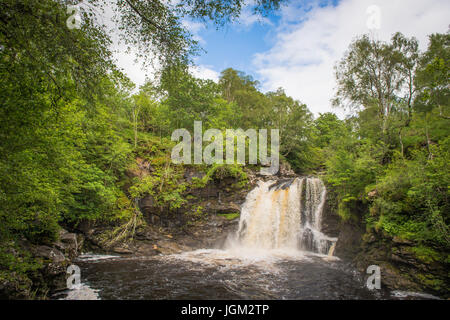 Crianlarich, Scotland, UK - 21. Juli 2015: The fällt der Falloch die am Fluss Falloch drei Meilen vom Dorf Crianlarich liegen Stockfoto