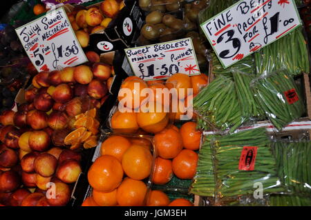 Frisches Obst und Gemüse auf bunte Anzeige am Marktstand in Borough Market, London Stockfoto