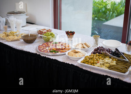 Auswahl an Selbstbedienungs-Snacks auf einem Tisch. Stockfoto