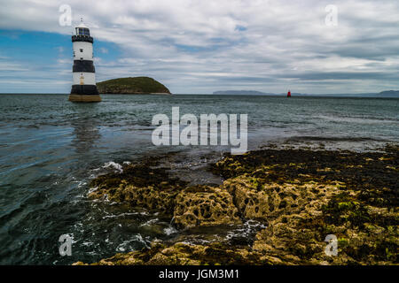 Penmon Point Lighthouse und Puffin Island Stockfoto