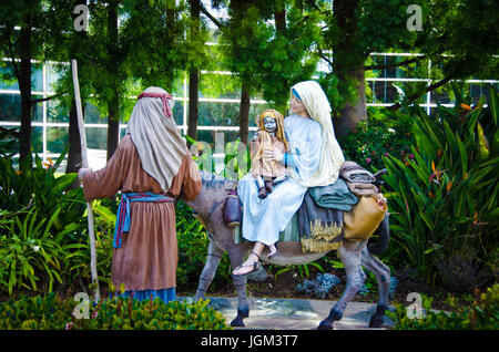 Jesuskind, Maria, Joseph Statue auf einem Esel. Stockfoto