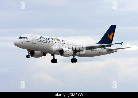 Air One Airbus A320 216 im Finale fur die Start und Landebahn 32. Dieses Flugzeug war eines von mehreren die spater in Alitalia Farben lackiert wurden Stockfotografie Alamy