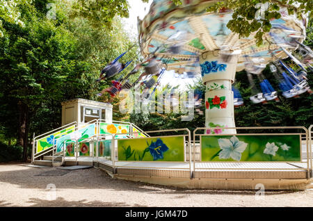 Ein Stuhl Schaukel Fahrt Karussell mit fliegenden Stühle in einem Park. Stockfoto