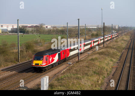 Ein Jungfrau-Züge-HST Richtung Norden entlang der East Coast Main Line an Marholm in Cambridgeshire. Stockfoto