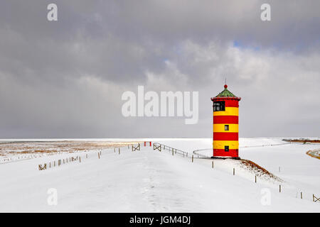 Deutschland, Niedersachsen, Ostfriesland, Pilsum, Greetsiel, Pilsumer, Leuchtturm, berührt, rot-gelb, Winter, Winterlandschaft, Querformat, archit Stockfoto