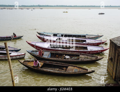 Varanasi, Indien - 12. Juli 2015. Viele Ausflugsboote warten Passagiere auf den heiligen Ganges in Varanasi, Uttar Pradesh, Indien. Stockfoto