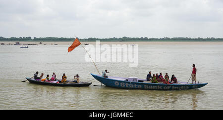 Varanasi, Indien - 12. Juli 2015. Viele Ausflugsboote, die auf den heiligen Fluss Ganges in Varanasi, Uttar Pradesh, Indien. Stockfoto