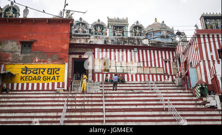 Varanasi, Indien - 12. Juli 2015. Eine morgendliche Aussicht auf Kedar Ghat in Varanasi, Indien. Varanasi ist eine heilige indische Stadt an den Ufern des Ganges in Uttra Stockfoto