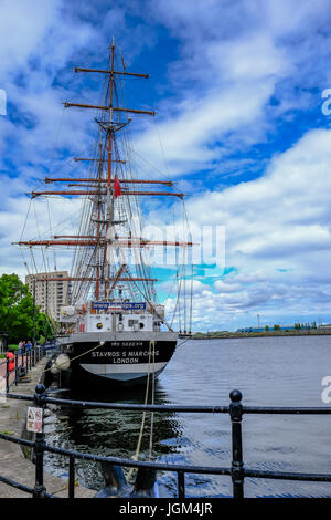 Die Cardiff Bay, Wales - 21. Mai 2017: Stavros S Niarchos, Tall Ship Training Schiff in der Nähe der staustufe an der Cardiff Bay an einem hellen Anfang Sommer. Stockfoto