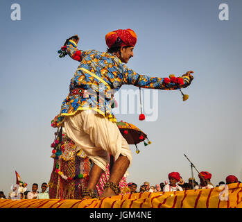 PUSHKAR, INDIEN - 7. MÄRZ 2012. Rajasthani Volkstänzer in bunte ethnische Kleidung führen in Pushkar, Indien. Pushkar ist eine der ältesten Städte o Stockfoto