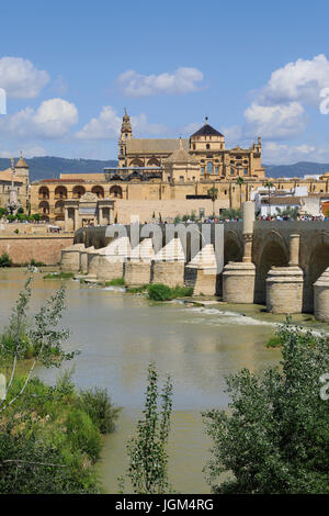Cordoba, Provinz Córdoba, Andalusien, Südspanien.  Römische Brücke und die Moschee, La Mezquita.  Das historische Zentrum von Cordoba ist eine UNESCO Welt Her Stockfoto