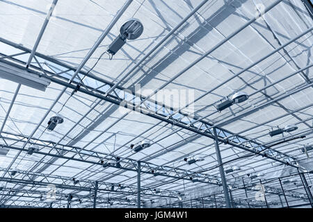 Glasdach des modernen Gewächshaus mit Lampen für die Beleuchtung von Pflanzen Stockfoto