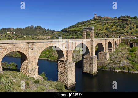 Römische Brücke über den Fluss Tajo in Alcantara, Provinz Cáceres, Extremadura, Spanien Stockfoto