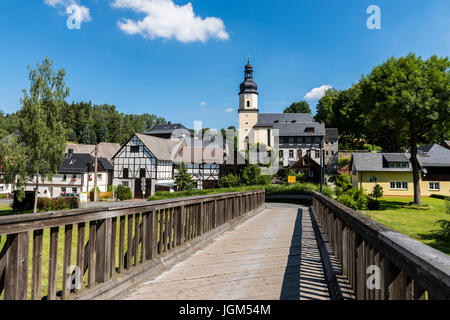 Die kleine Stadt Sparnberg an der Saale mit Häusern, Kirche und Brücke über die Saale Stromschnellen in Deutschland. Stockfoto
