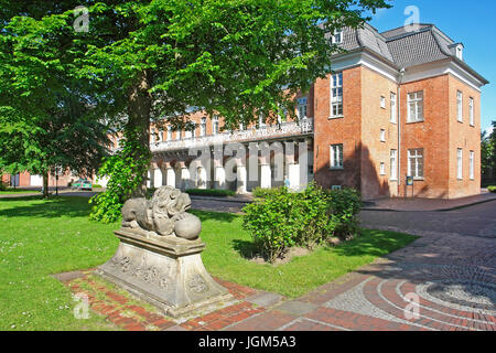 Europa, Deutschland, Niedersachsen, Friesland, Ostfriesland, Aurich, Schloss, Marstall, Landschaft, Gebäude, Architektur, Ort von Interesse, blauer Himmel, Outs Stockfoto