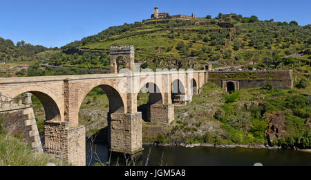 Römische Brücke über den Fluss Tajo in Alcantara, Provinz Cáceres, Extremadura, Spanien (In der Draufsicht der Stadt Alcantara) Stockfoto