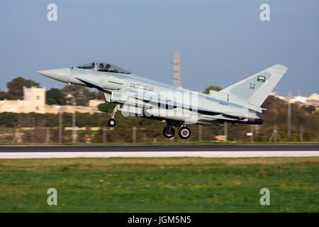 Luqa, Malta 9. Dezember 2010: Royal Saudi Arabian Air Force Eurofighter Typhoon F2 Landebahn 31 auf Anlieferung Flug nach Saudi Arabien. Stockfoto
