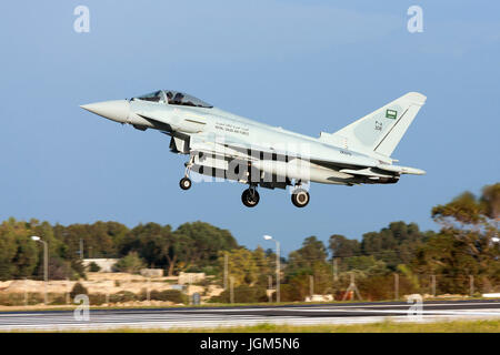 Luqa, Malta 25. November 2010: Saudi Arabian Air Force Eurofighter EF 2000 Typhoon F2 auf Anlieferung Flug nach Saudi-Arabien. Stockfoto