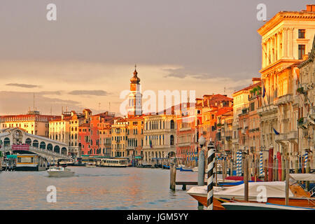 Europa, Italien, Venedig, Canale Grande, Boot, Boote, Rialto, Brücke, Brücke, Gondel, Gondeln, Stadt, Bahn, Bahnen, Panorama, Stadtzentrum, Tag, Tageslicht Stockfoto