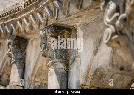 Detail der Schnitzereien von der Rampe des alten abgenutzten und beschädigten Steintreppe Stockfoto