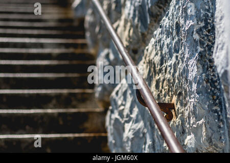 Detail der eine alte Steintreppe abgenutzt und beschädigt Stockfoto