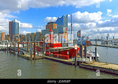 Der historische Hafen Hamburg an der Elbe in Hamburg, Deutschland, ist der größte Seehafen in Deutschland und der zweitgrößte in Europa. Stockfoto