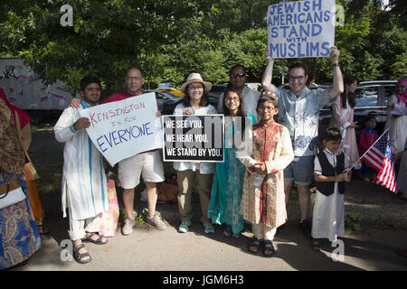 Verschiedene Mitglieder der Stadtteil Kensington Brooklyn herauskommen, Muslime aus verschiedenen Nationen, einwandernde Gruppen zu unterstützen, wie sie auf Eid im Prospect Park, Brooklyn, NY sammeln, gemeinsam zu beten. Eid al-Fitr "fest des Fastens zu brechen") ist ein wichtiger religiöser Feiertag von Moslems weltweit gefeiert, der Ende des Ramadan, der islamische heilige Monat Fasten (Saum) markiert. Stockfoto