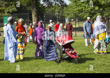 Muslime aus verschiedenen Nationen, einwandernde Gruppen sammeln auf Eid im Prospect Park, Brooklyn, NY, gemeinsam zu beten. Eid al-Fitr "fest des Fastens zu brechen") ist ein wichtiger religiöser Feiertag von Moslems weltweit gefeiert, der markiert das Ende des Ramadan, der islamische heilige Monat des Fastens Stockfoto