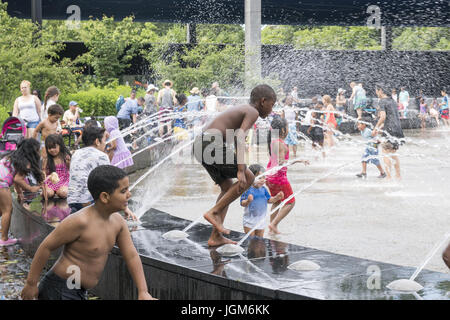 Kinder und Familien Abkühlung an einem heißen Sommertag im Park Wasserspielplatz im Prospect Park, Brooklyn, NY. Stockfoto