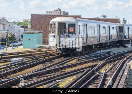 Mehrere u-Bahn-Gleise kommen in die große Stillwell Avenue Station, das Ende der Zeile auf Coney Island, Brooklyn, NY. Stockfoto