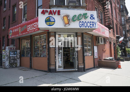 Ecke Bodega entlang der 4th Avenue im Abschnitt Südhang des Park Slope, Brooklyn, NY. Stockfoto