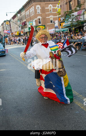 Lokalen Puerto Rican Day Parade im Stadtteil Sunset Park, Brooklyn, New York. Ein Don Quijote sucht älteren Herrn marschiert in die Parade. Stockfoto