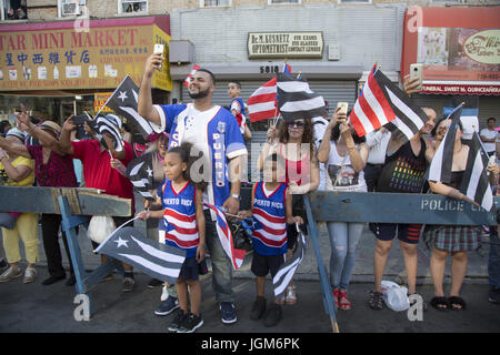 Lokalen Puerto Rican Day Parade im Stadtteil Sunset Park, Brooklyn, New York. Nachbarschaft Zuschauer genießen die Parade. Stockfoto