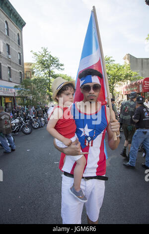 Bewohner der Nachbarschaft vorbereiten, in die Parade zu marschieren. Lokalen Puerto Rican Day Parade im Stadtteil Sunset Park, Brooklyn, New York. Stockfoto