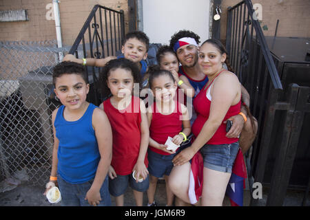 Bewohner der Nachbarschaft vorbereiten, in die Parade zu marschieren. Lokalen Puerto Rican Day Parade im Stadtteil Sunset Park, Brooklyn, New York. Stockfoto