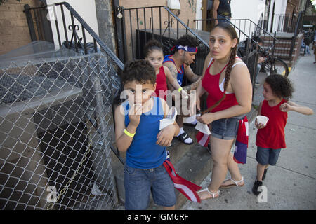 Bewohner der Nachbarschaft vorbereiten, in die Parade zu marschieren. Lokalen Puerto Rican Day Parade im Stadtteil Sunset Park, Brooklyn, New York. Stockfoto